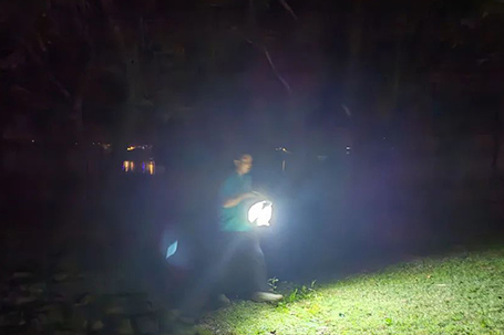 在夜色中找尋光亮