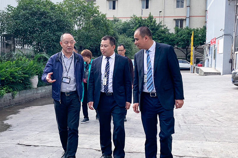 區(qū)市場監(jiān)督管理局副書記、副局長郭朝偉，蒞臨重慶雅福食品股份有限公司調(diào)研指導(dǎo)工作