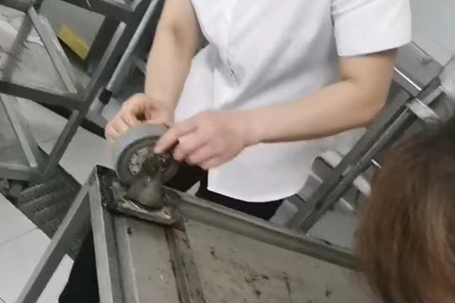 被纏住的手推車