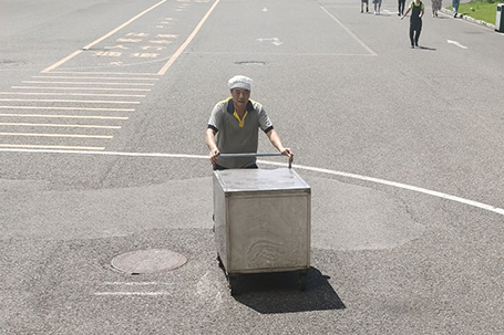 從廚房到餐廳，他用行動踐行尊重和關心