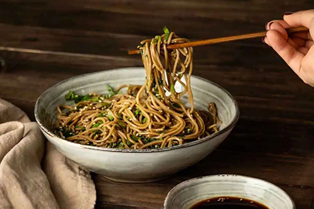 餐廳推出新口味拌面，滿足顧客不同口味需求