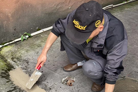 老蔡自發(fā)修繕路面，文化實(shí)踐顯真情